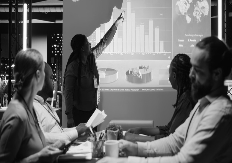 Niche Market Strategy: The Complete Approach to Dominating Your Segment